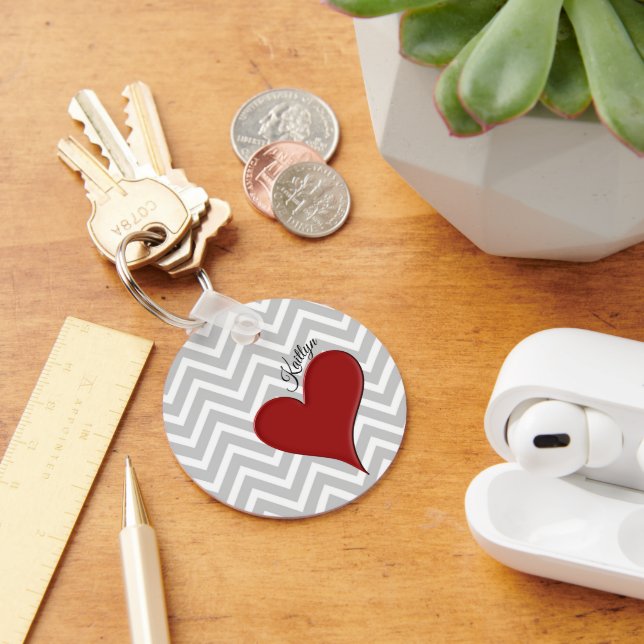Porte-clés Red Heart on Grey Chevron Stripe avec nom (Bureau)