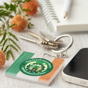 Porte-clés Saint Patrick avec un chat à un oeil heureux