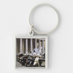 Porte-clés Scooteurs garés en dehors du Panthéon dedans