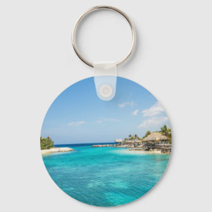 Porte-clés Superbe plage tropicale Bleue avec des huttes de c