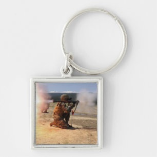 Porte-clés Un assaultman met le feu à une grenade à fusée