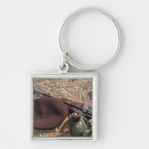 Porte-clés Un fusil, militaires couvrent et cantine