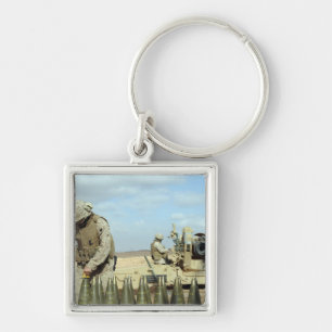 Porte-clés Un marine américain prépare les obus d'obusier à t