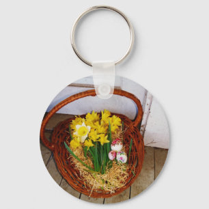 Porte-clés Un panier de jonquilles jaunes et d'oeufs de Pâque
