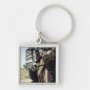 Porte-clés Un soldat fournit la sécurité pour des marines