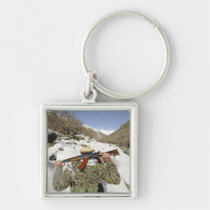 Porte-clés Une garde de Mujahadeen marche avec le membe de