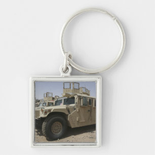Porte-clés Une rangée d'humvees de la politique militaire de 