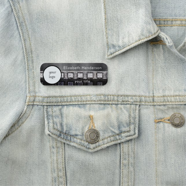 Porte-nom Argent et métal noir avec votre logo (En situation)