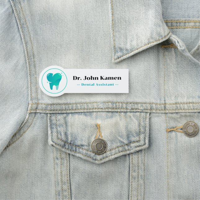 Porte-nom Assistant dentaire | Logo des dents (En situation)