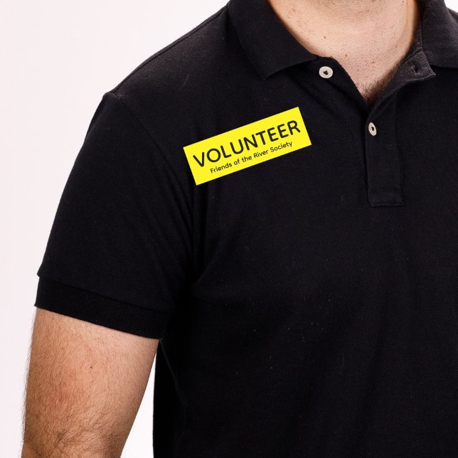 Porte-nom Balise de nom de l'insigne volontaire jaune (Man in black shirt wearing this customizable volunteer name tag badge in yellow.)