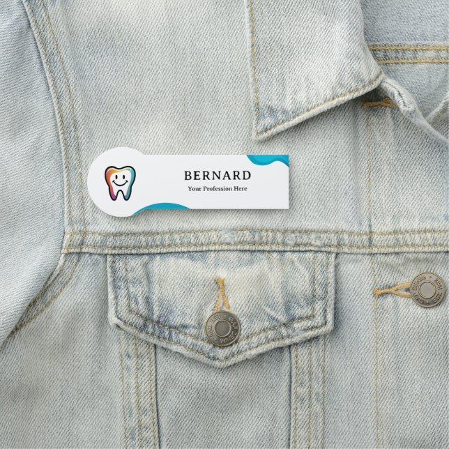 Porte-nom Clinique personnalisée Nom et logo de l'employé (En situation)