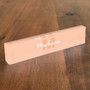 Porte-nom Couleur pêche pastel cool avec nom de monogramme p