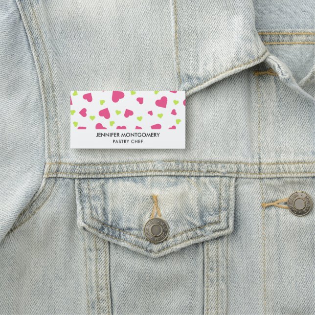 Porte-nom Cute rose et vert Tumbling Hearts Motif (En situation)