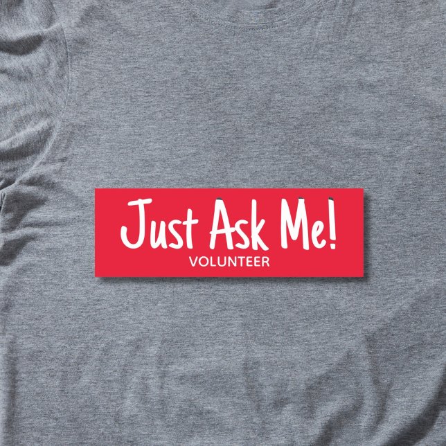 Porte-nom Demandez-moi Volontaire rouge (Red and white "just ask me" volunteer name tag badge.)