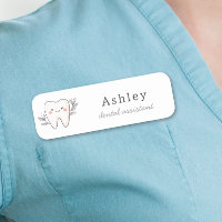 Employée mignonne du cabinet dentaire