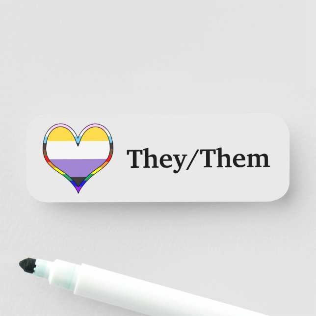 Porte-nom Enby Pride Heart (En situation)