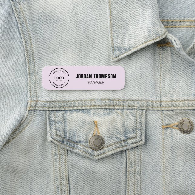 Porte-nom Logo d'entreprise rose personnalisée ID employé (En situation)