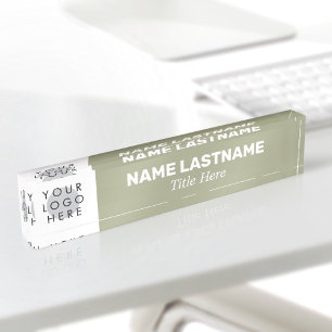 Porte-nom Logo Moderne Editable Vert Sauge Simple Titre Nom