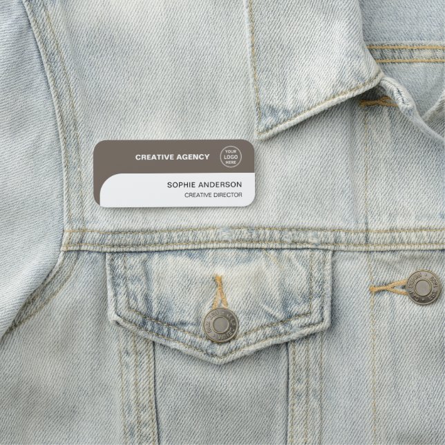Porte-nom Modern Custom Logo Taupe Employee Staff (En situation)