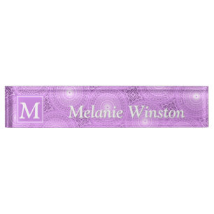Porte-nom Monogramme lilas cercles pourpres motif