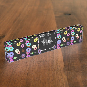 Porte-nom Motif de beignets colorés amusant noir Monogramme