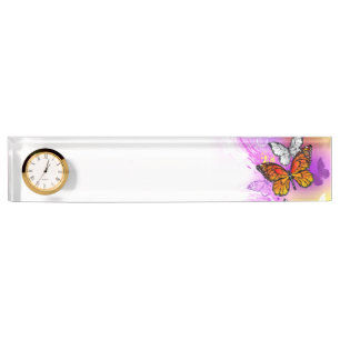 Porte-nom Papillons Monarque sur Arrière - plan pourpre