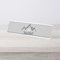 Gamme de montagnes dessinée à la ligne monogramme