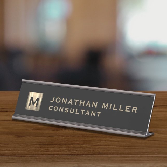 Porte-nom Pour Bureau Monogramme noir et or personnalisé (Créateur téléchargé)