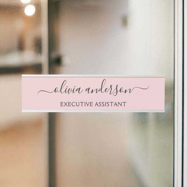 Porte-nom Pour Porte Blush Dusty rose moderne Script Girl Monogramme No (Créateur téléchargé)