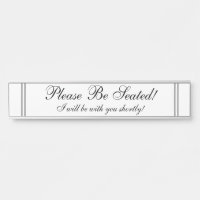 "Soyez assis svp ! "