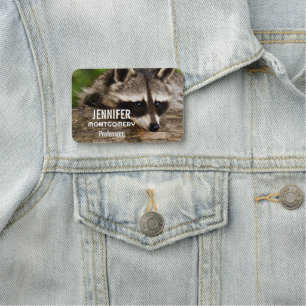 Porte-nom Raccoon mignon reposant sur un journal