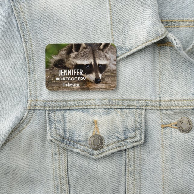 Porte-nom Raccoon mignon reposant sur un journal (En situation)