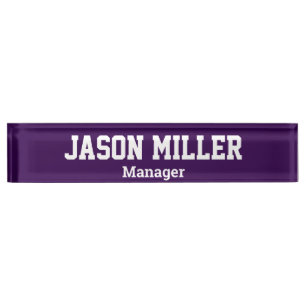 Porte-nom Simple violet avec lettres blanches