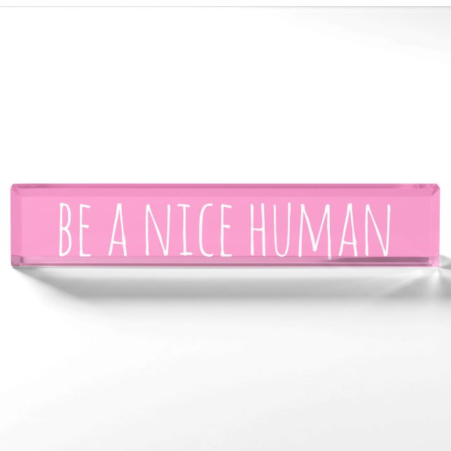 Porte-nom Soyez un homme gentil | Sayness Sayings en rose (Devant)
