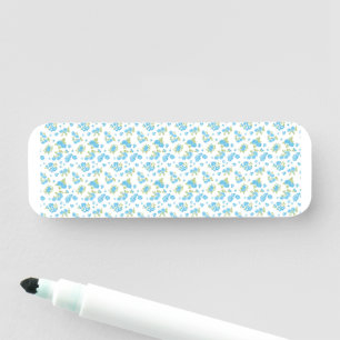 Porte-nom un arrière - plan blanc aux fleurs bleues et au le