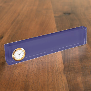 Porte-nom un arrière - plan bleu avec une horloge