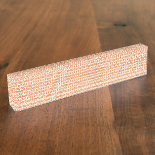 Porte-nom Un tapis orange avec un motif texturé se trouve à