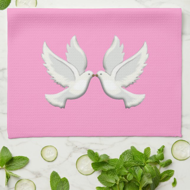 Portes Blanches Sur Serviette De Cuisine Rose (Plié)