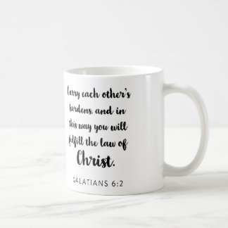 Portez la tasse de chacun de charges