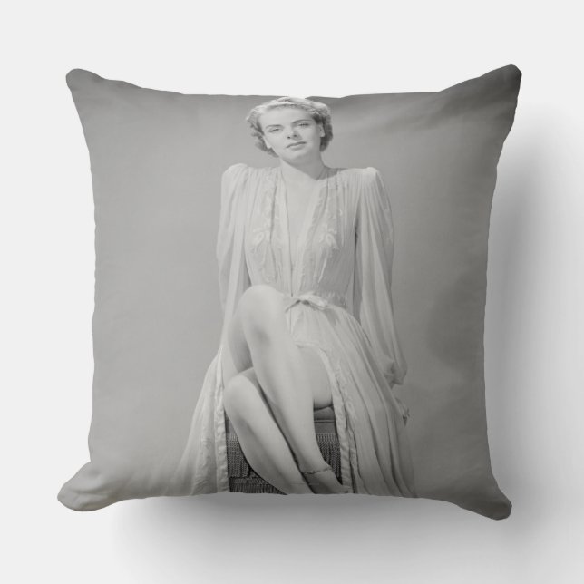 Portrait 2 throw pillow (Front)