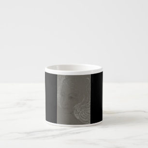 Portrait d'ange sur la tasse noire de café express