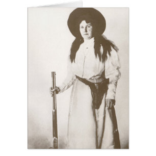 Portrait photo d'une cowgirl tenant un fusil, c191