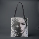 Portrait pixelisé en nuances de gris poétiques tote bag<br><div class="desc">Ce tote élégant s’inspire de ma toile Évaporation,  peinte à la main.
« Tout ce qui s’efface ne s’éteint pas. »
Discret et poétique,  il vous accompagne comme une trace légère.</div>