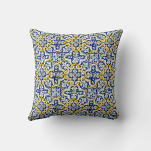 Português design  throw pillow