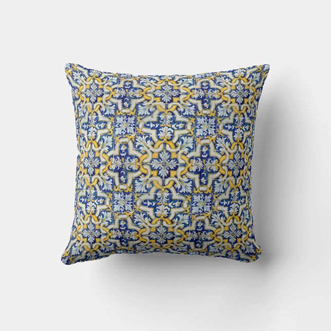 Português design  throw pillow (Back)