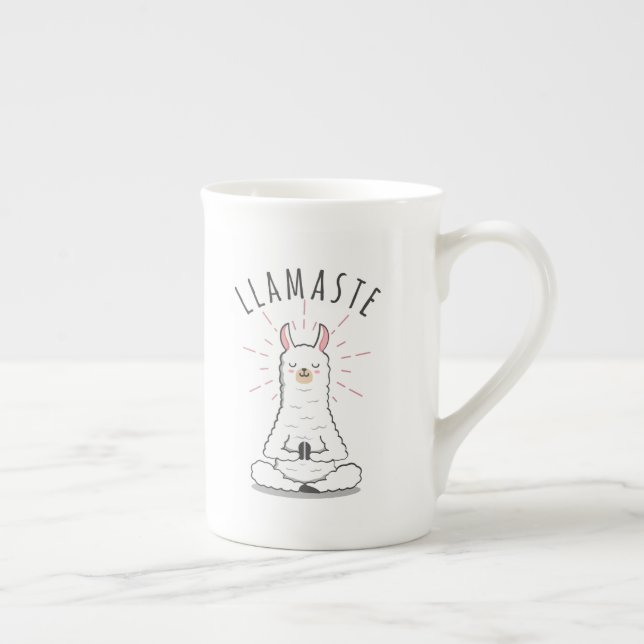 Pose de yoga de lama avec tasse de café de lamaste (Droite)