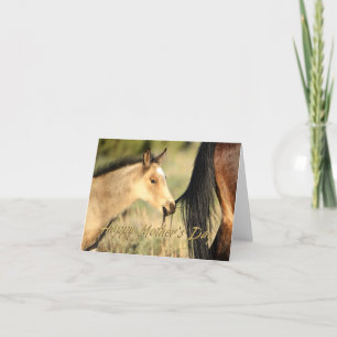 Pose sur la carte de fête des mères de Mama Wild M