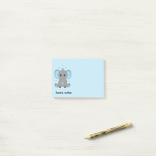 Post-it® Bébé éléphant mignon en bleu, personnalisé   (Sur un bureau)