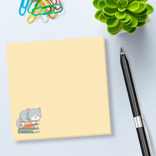 Post-it® Chat heureux sur une pile de livres jaune