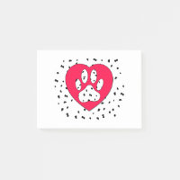 Empreinte de patte de chien dalmate dans un cœur r